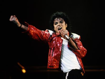 michael-jackson-performs-in-concert-circa-1986-news-photo-1680813884